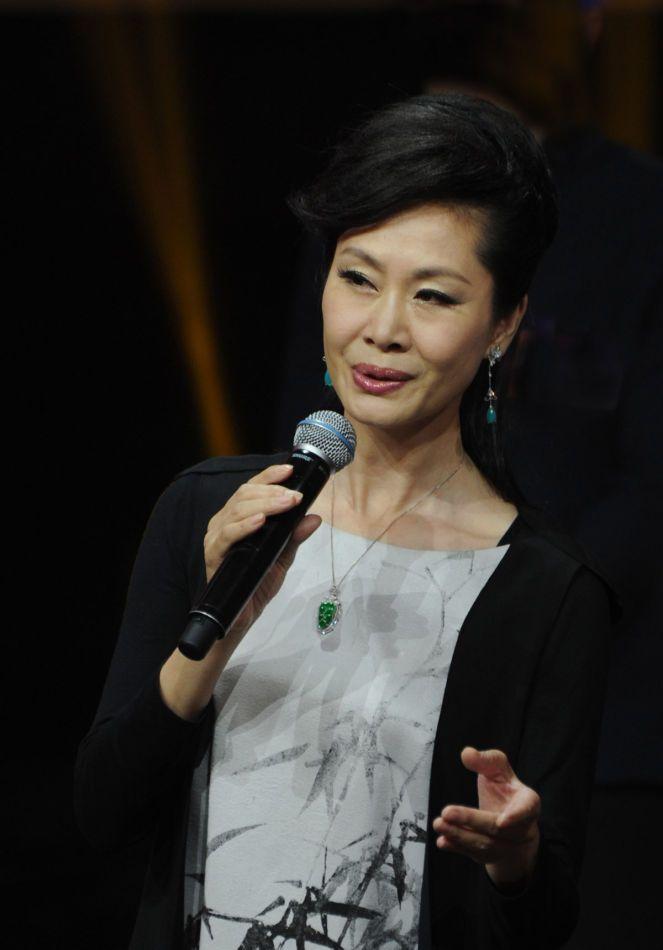 她是大衣哥的老师, 也是国家一级演员, 现53岁生活幸福!