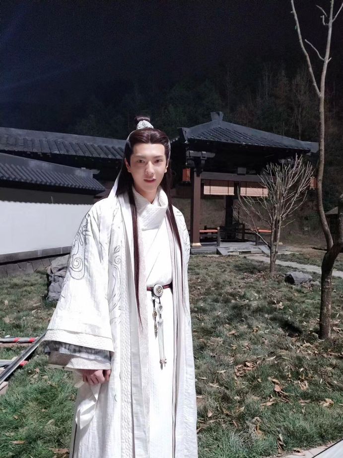 董岩磊《明月照我心》杀青,《等等啊我的青春》今晚