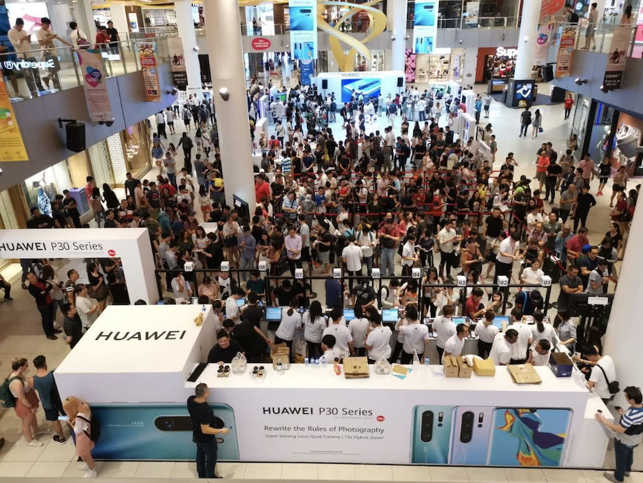 华为p30新加坡发售场面火爆 国行版价格或比欧洲低2千元