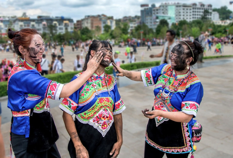 每年一次万人公然抹黑,当地人鼎力支持:欢迎各界群众都来抹黑!