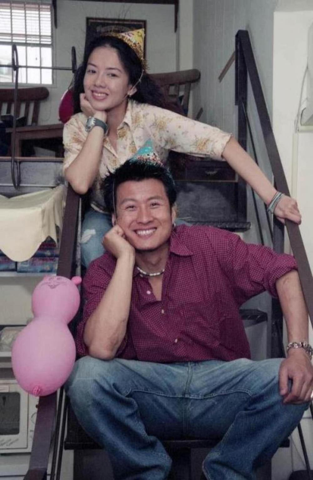 和林美贞在一起时又出轨骆莉娜,感情上看他无疑是个渣男,不止花心还