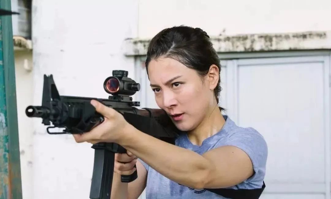 是《飞虎之潜行极战》里的女飞虎戴以菲