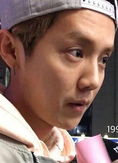 别再说鹿晗是小鲜肉了,素颜生图的他满脸皱眉,网友:真的老了呀!