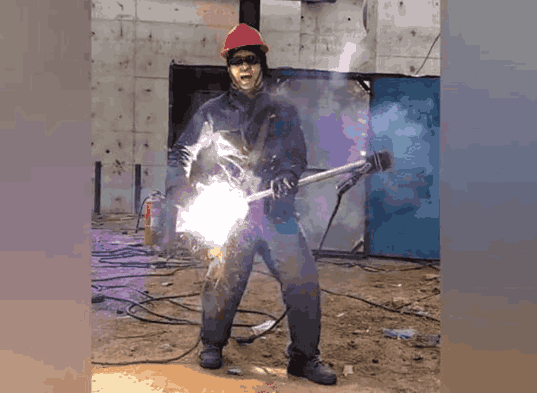 山东民工把电焊当电吉他 一路火花带闪电 老板: 你明天不要来了