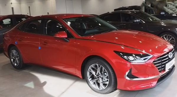 全新第十代现代索纳塔海外到店!红色车身比较亮眼 车长4900mm!