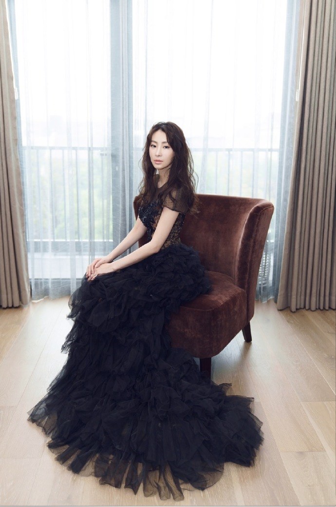 "千面女神"林静感恩节发图,一袭黑色薄纱公主裙,梦幻又浪漫