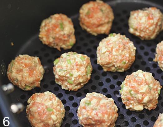 香喷喷的豆腐渣素丸子,外酥里嫩味道香,热乎乎的一口一个不能停