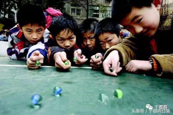 还记得小时候打弹珠、玩玻璃珠的朋友吗,男生超爱的童年小游戏
