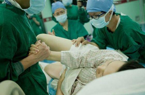 女性顺产后为何要在产房多待2小时产科大夫说出了实情别忽视