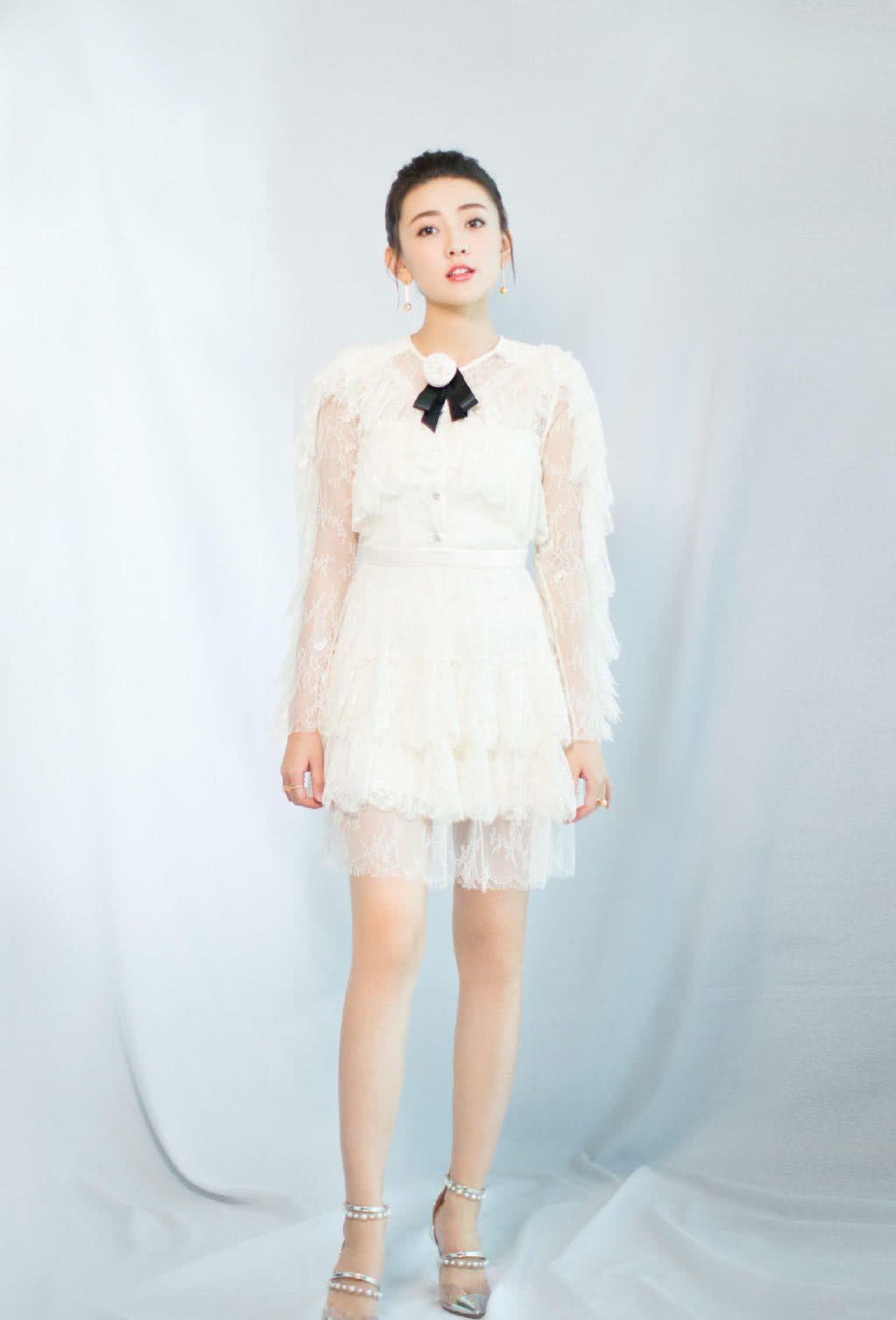 《双世宠妃》曲小檀,白色蕾丝裙美成公主,可穿错