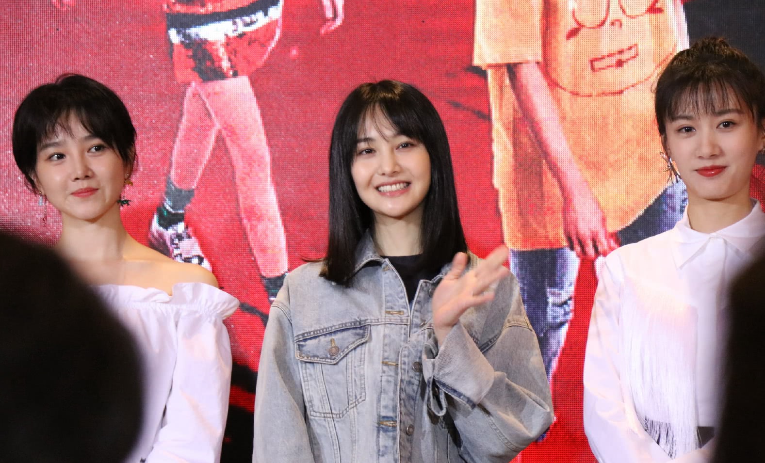 郑爽"出山"清纯美貌再成焦点,但嘴角伤疤明显还疑似出现凹陷