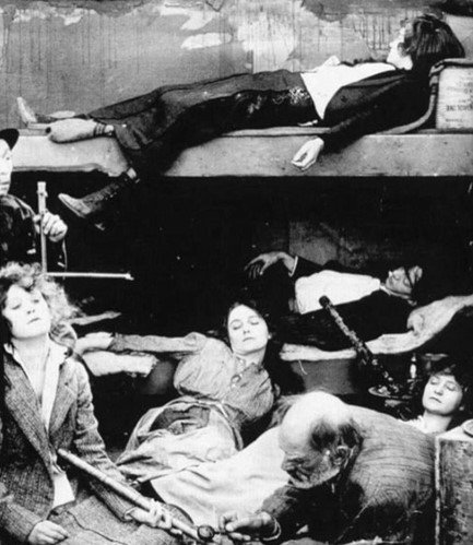 一名妇女在1920年左右在旧金山的家中抽鸦片,鸦片热在19世纪末20世纪