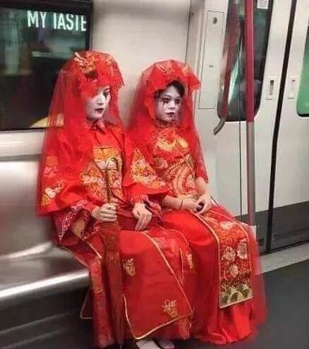 "鬼新娘"现身地铁走红,妆容瘆人不敢靠近,网友:一双绣花鞋!