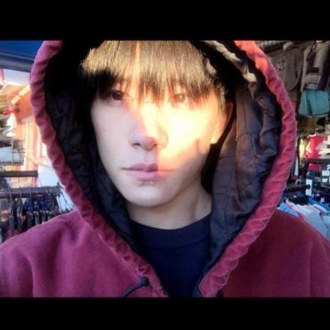 易烊千玺ins终于营业在阳光下帅气自拍拍的美景可以当壁纸了