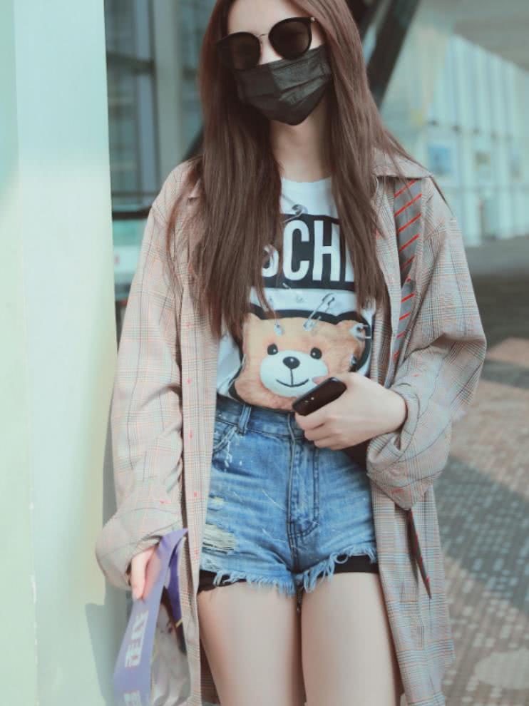 有一种"安全裤"叫做杨超越的安全裤,网友:村姑就是村姑!