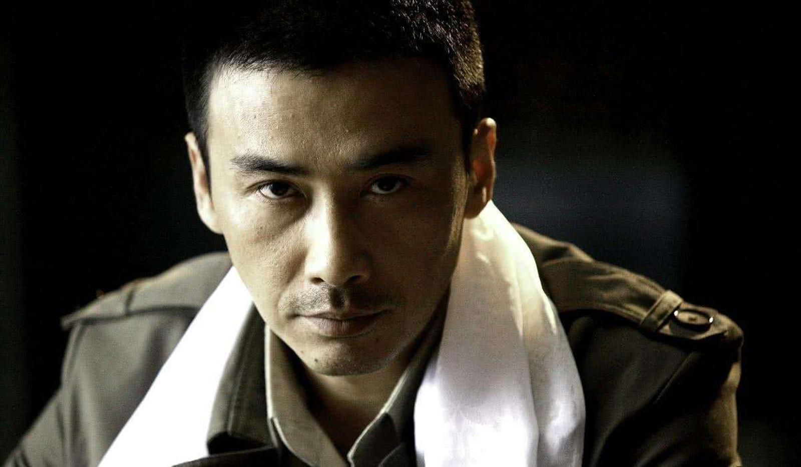 被称为反派专业户,在剧中是一个渣男,在现实中却和妻子相濡以沫