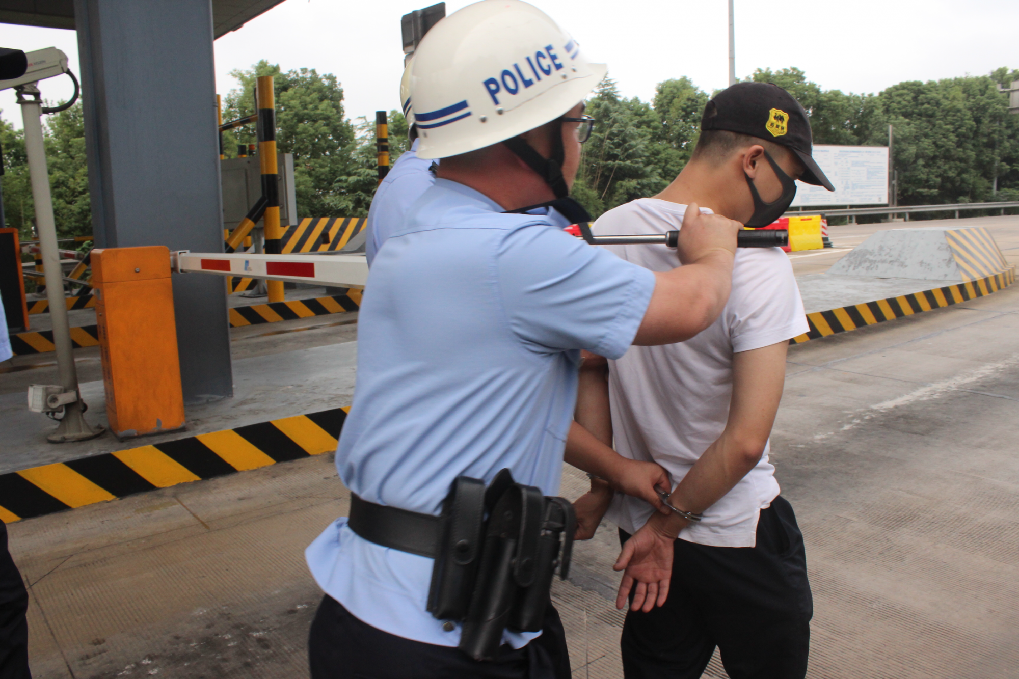 "蒙面歹徒"持刀抢劫收费站!虚惊一场,原来是现场演练