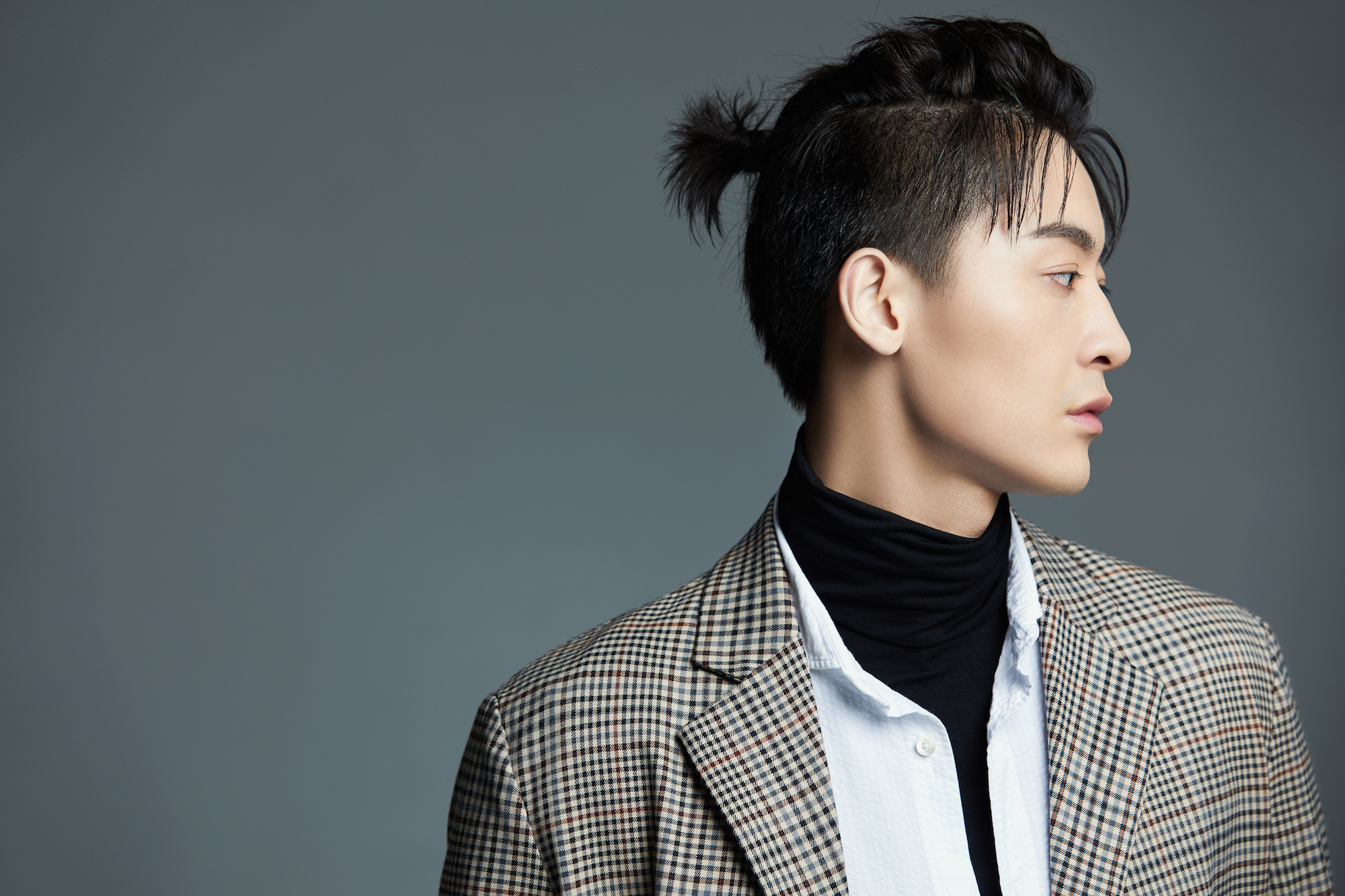 演员赵志伟随性混搭写真曝光 小辫儿造型惊喜层出不穷