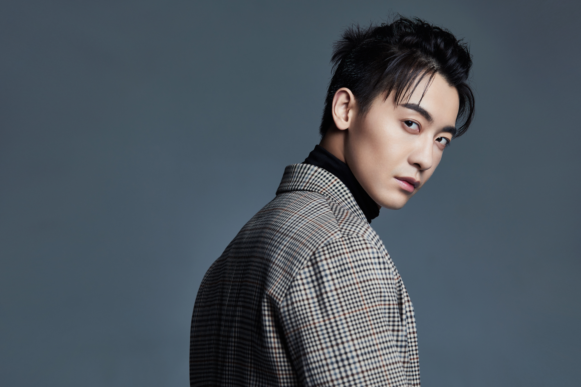 演员赵志伟随性混搭写真曝光 小辫儿造型惊喜层出不穷