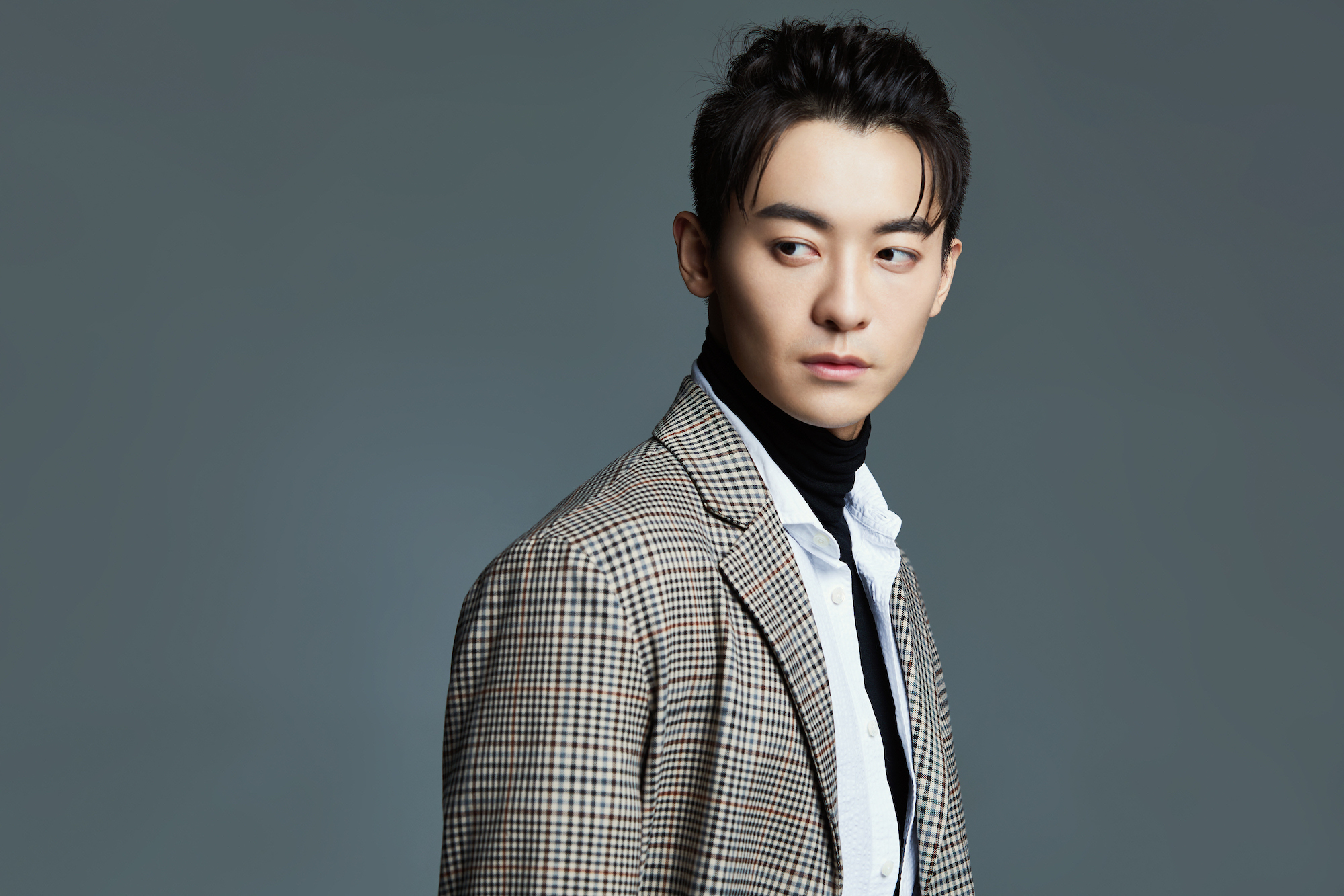 演员赵志伟随性混搭写真曝光 小辫儿造型惊喜层出不穷