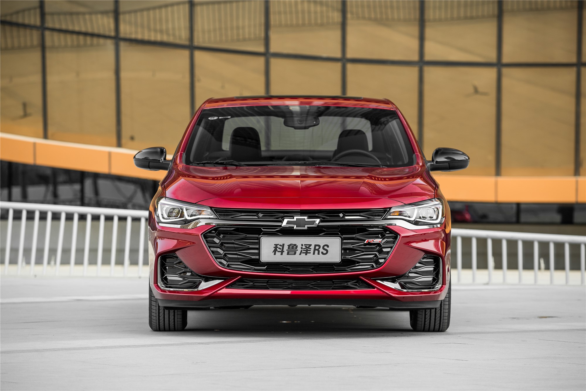 前脸采用六边形蜂窝状格栅设计,与雪佛兰历史上的经典运动车型如出一