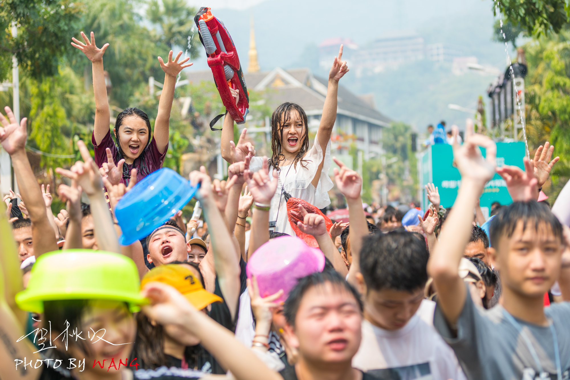 不止美女帅哥,超人,龟仙人,电音dj与你一起high翻泼水节