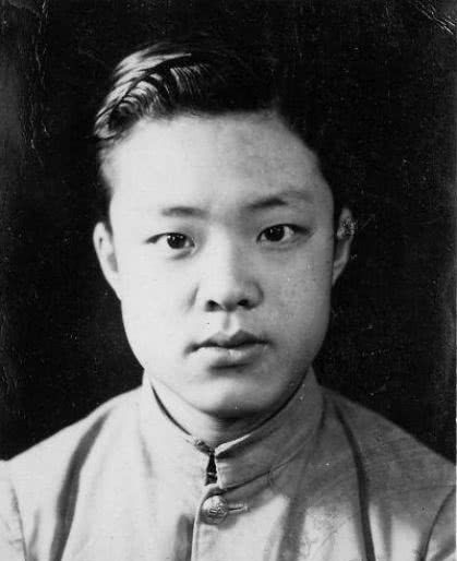 他是抗日杀奸团中最厉害的杀手,而他的舅舅却是一个大汉奸