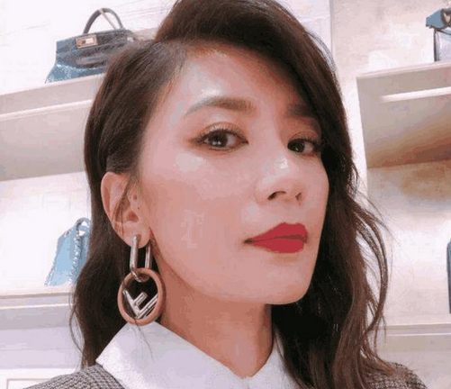 女神也敌不过岁月的洗礼,贾静雯未修图被曝出,表情僵硬皮肤松弛