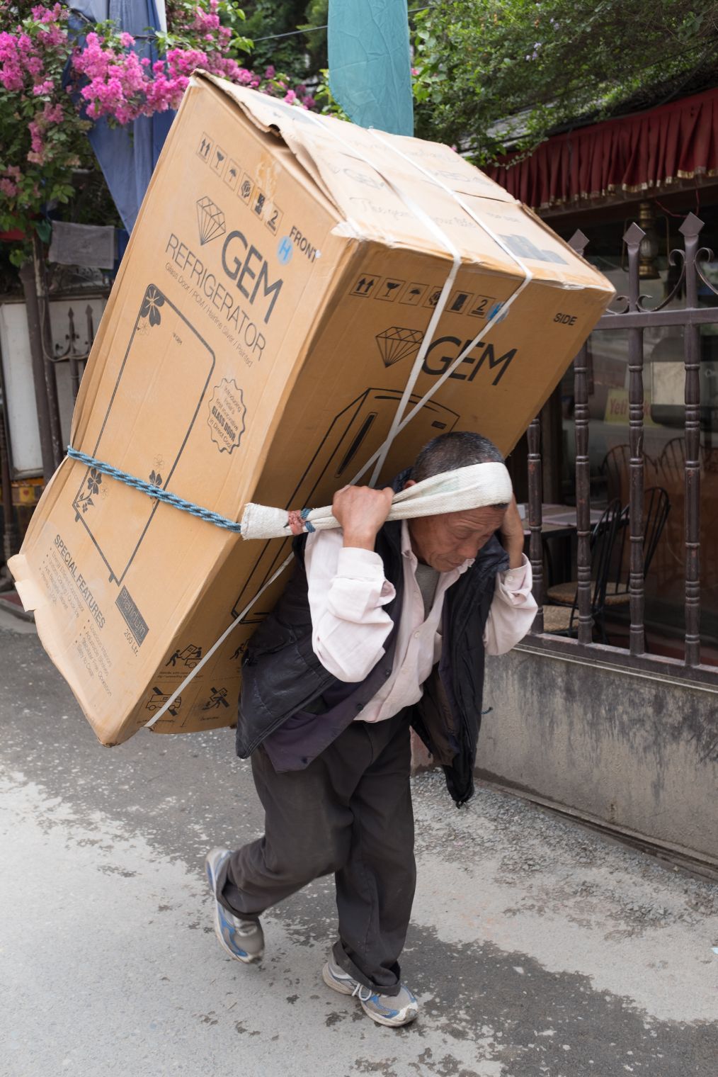 用额头背东西,一次就百八十斤,尼泊尔人这种搬运方式实在奇葩