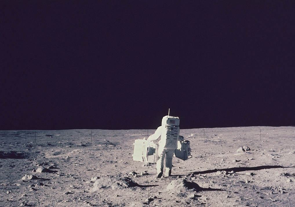 总共12个地球人在月球登陆过,为啥月球上却留下了100多吨垃圾?