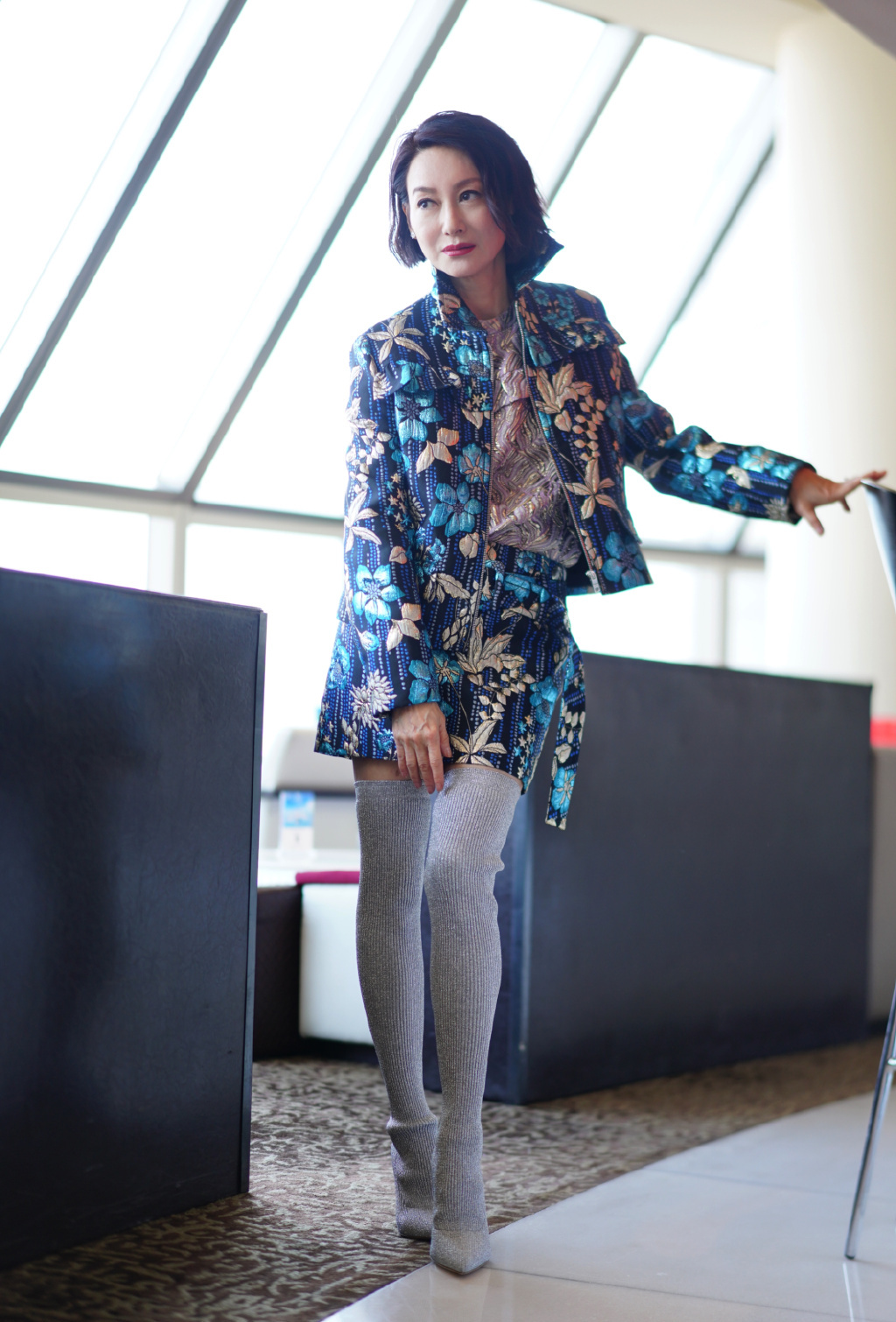 惠英红新剧终于换发型,剪短发利落干练59岁嫩回35岁,高级时髦