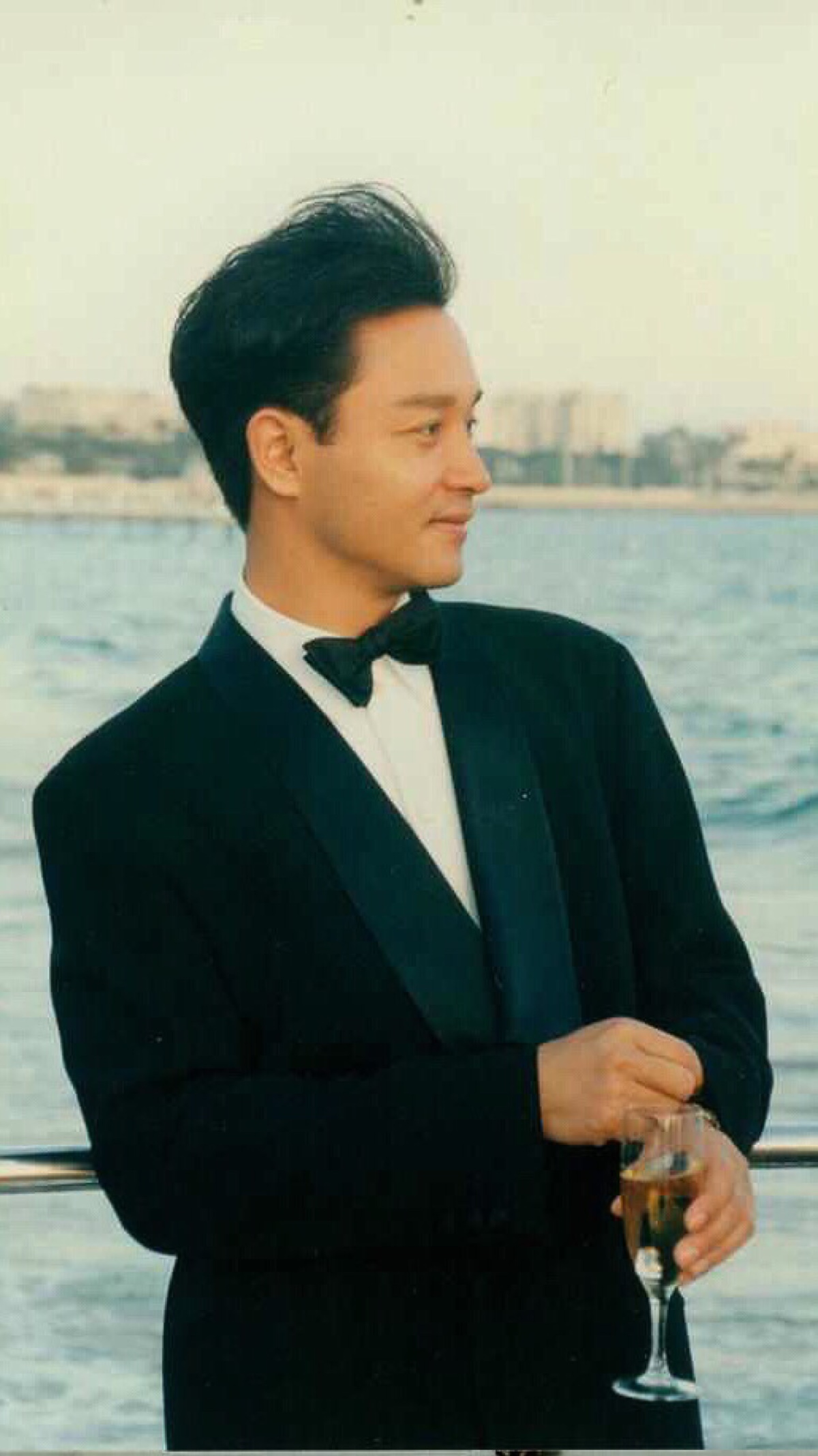 张国荣将迎62岁生忌日迷献912只千羽鹤悼念网友都老了