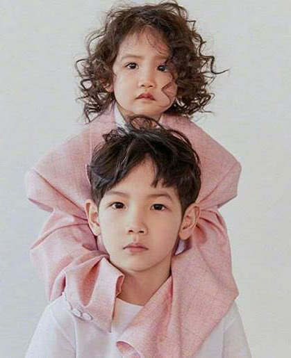 杨烁女儿近照曝光,简直就是真人芭比,网友:小包总秒变国民岳父