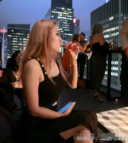 nba记者"烤肉姐"简直太美,不愧是利拉德的干妹妹