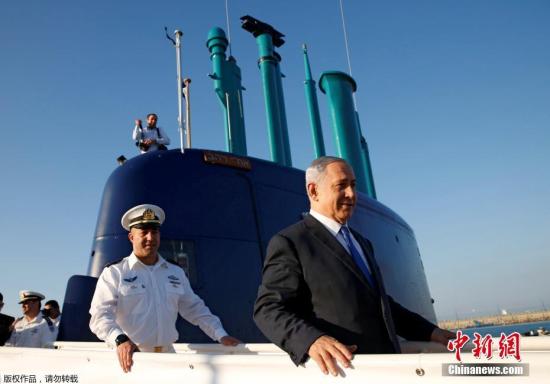 资料图：当地时间2016年11月21日，以色列海法，以色列总理内塔尼亚胡（图右）参观“拉哈夫”号潜艇。