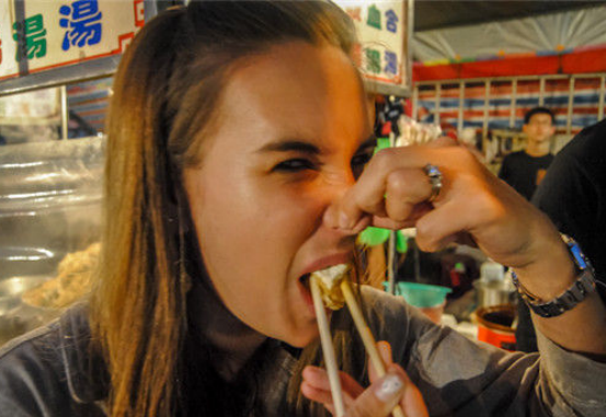 英国伦敦:英国人第一次试吃臭豆腐,看看他们吃后的反应