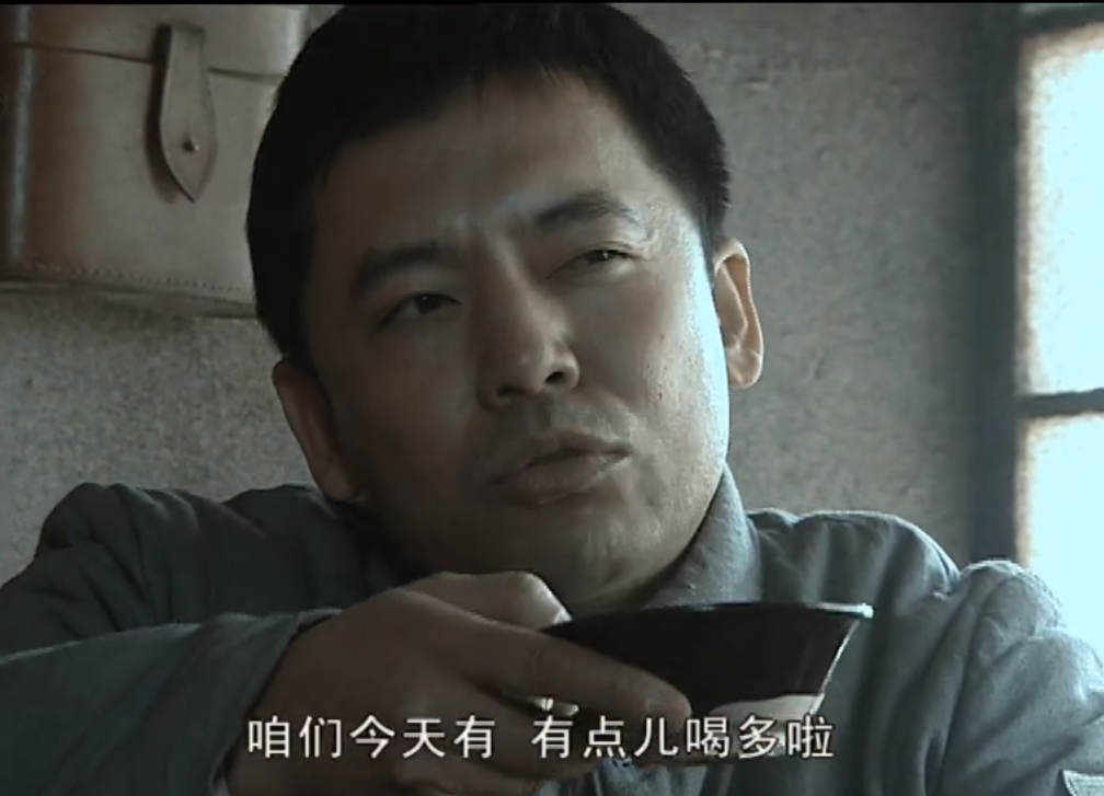 亮剑同样是赵刚和李云龙pk酒量一个酒暖人心一个装模作样