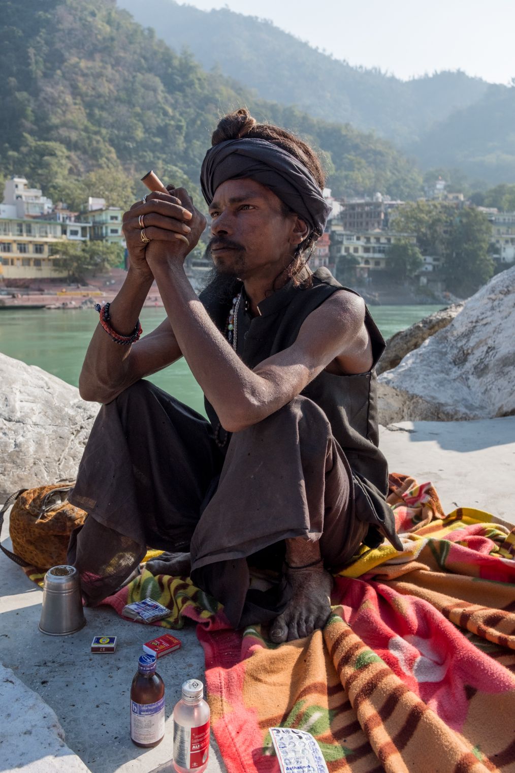 实拍印度恒河边的流浪汉自己在河边搭窝棚全部家当只一张神像