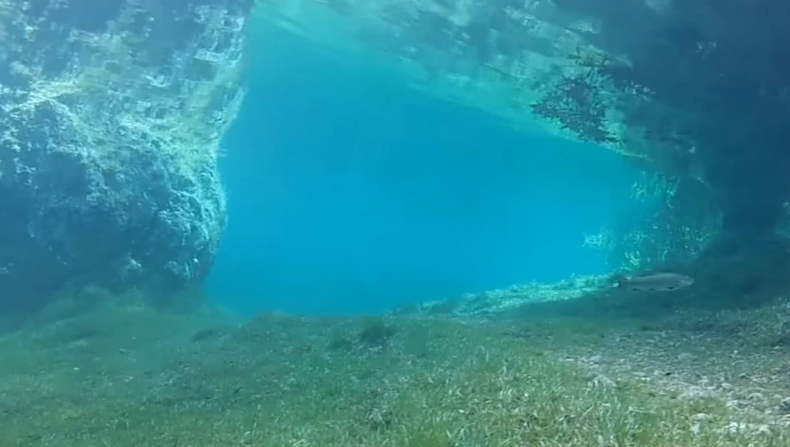 从外面看就是一个美丽的湖泊,没想水下却有另一个世界