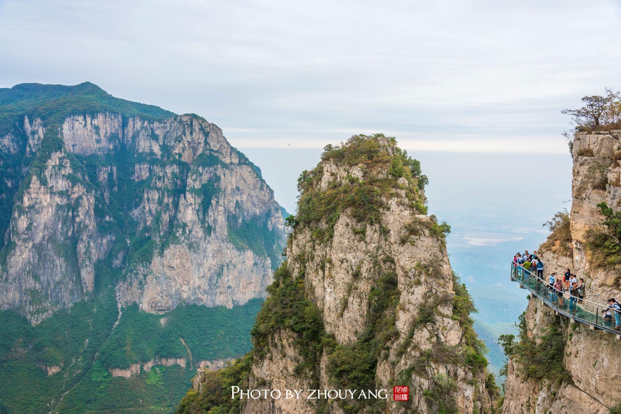 在游览云台山的时候,从山下乘车一路直达山顶茱萸峰