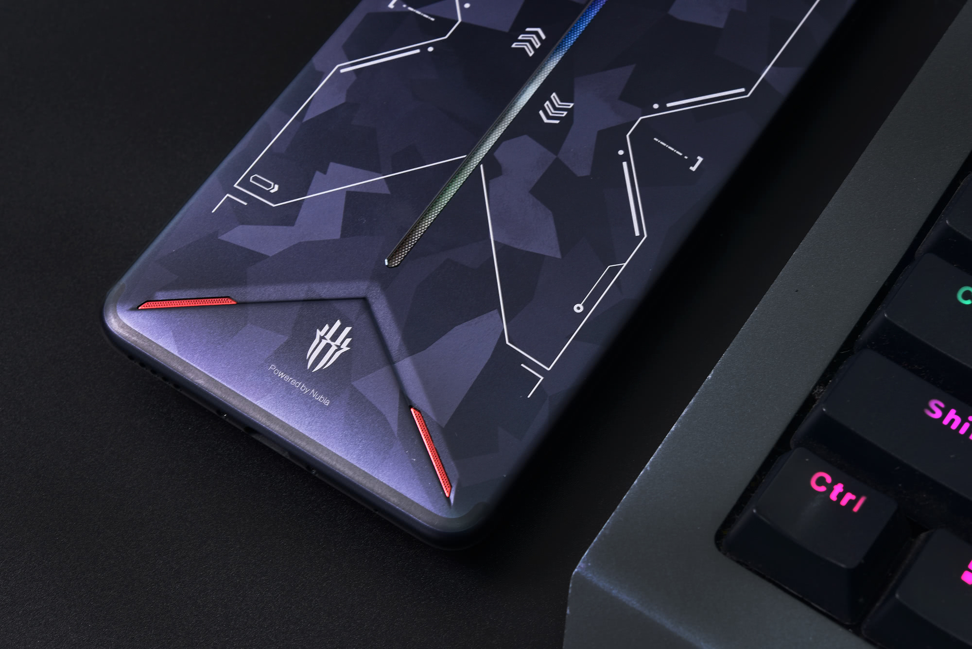 风 液冷散热/边框触控按键 红魔mars战地迷彩版图赏