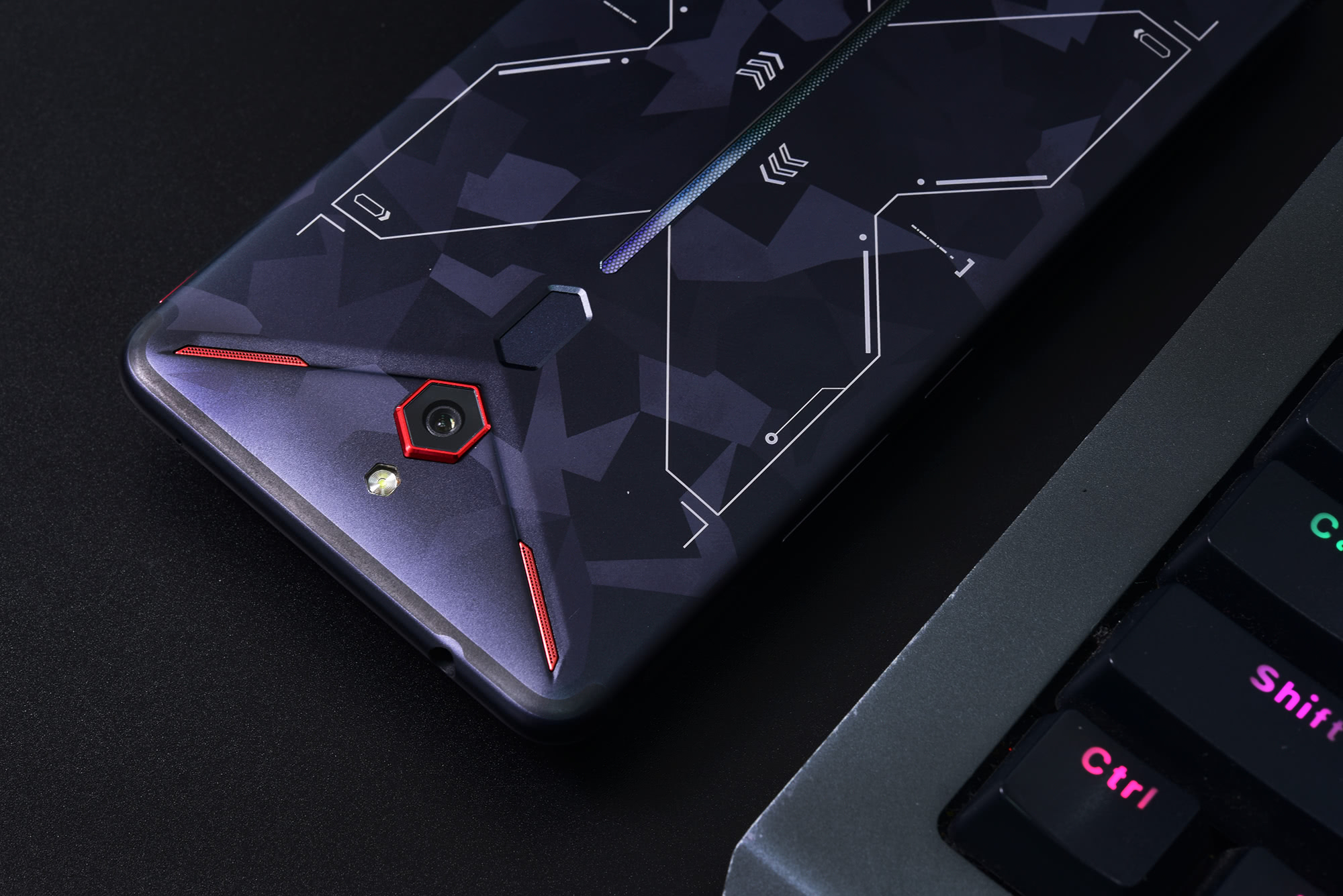 风 液冷散热/边框触控按键 红魔mars战地迷彩版图赏