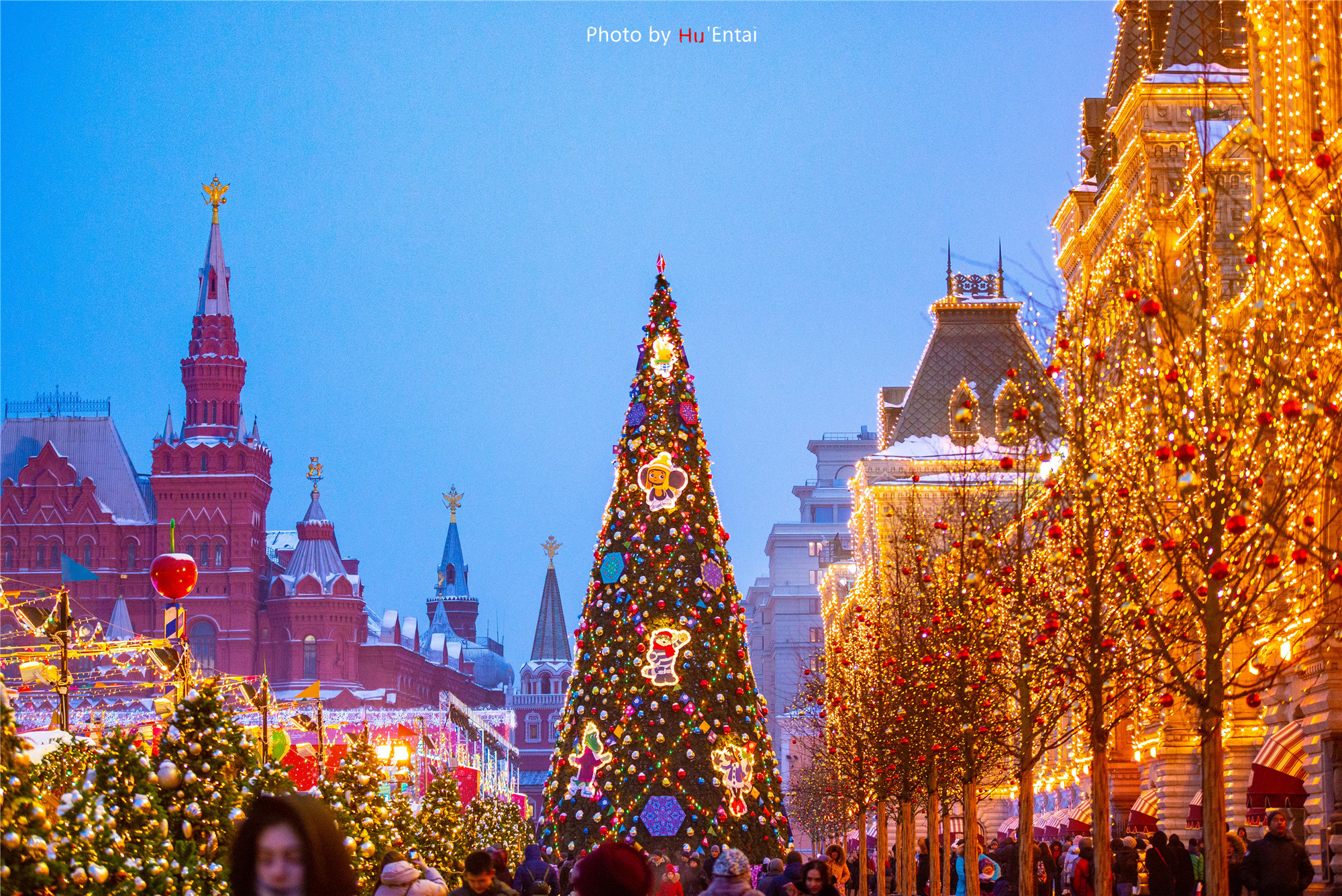 莫斯科最知名的百货商店装扮百棵圣诞树,节日气氛浓烈