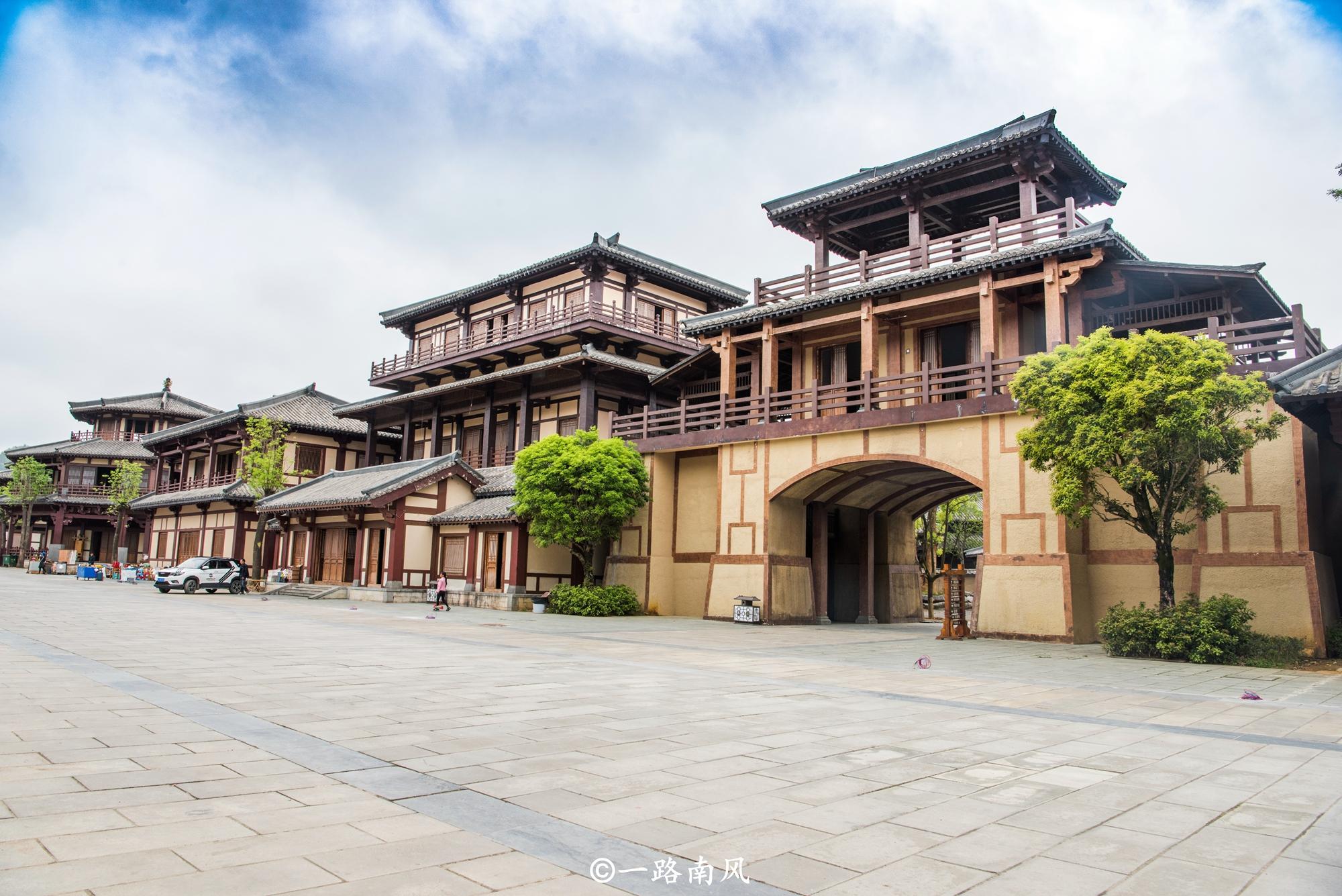 城并不是小打小闹地建造几座秦风建筑应景,而是完整呈现整座秦汉都城