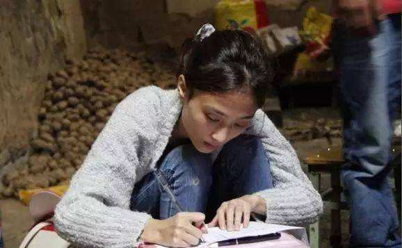 20岁女大学生给有钱人当家教,拒绝1万奖金,结局让同学羡慕