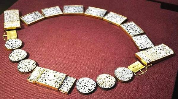 大臣们见朱元璋的腰带下垂到腹部,个个心惊胆战:皇帝要杀人了