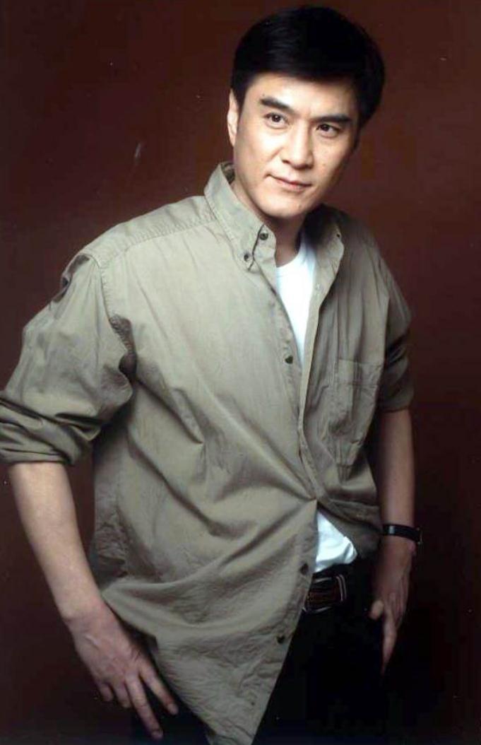 他因一张照片被北电拒绝, 演坏人被骂多年, 如今与妻子闪婚超幸福