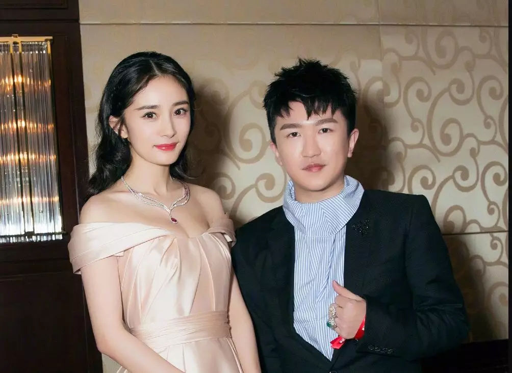 未出席唐嫣婚礼,没祝福刘恺威生日的杨幂,抽时