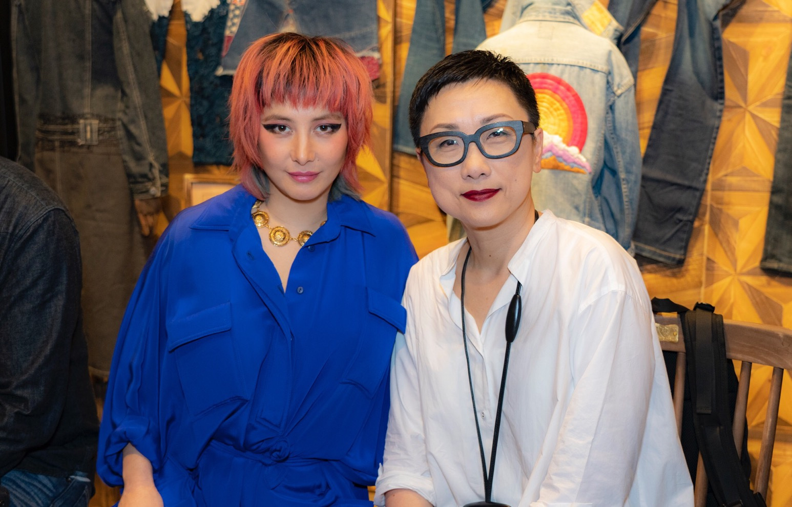 何超仪收藏牛仔裤20年未洗 或将首度与老公同台献唱