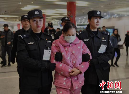 朱某某被押解回國現場。 張斌 攝